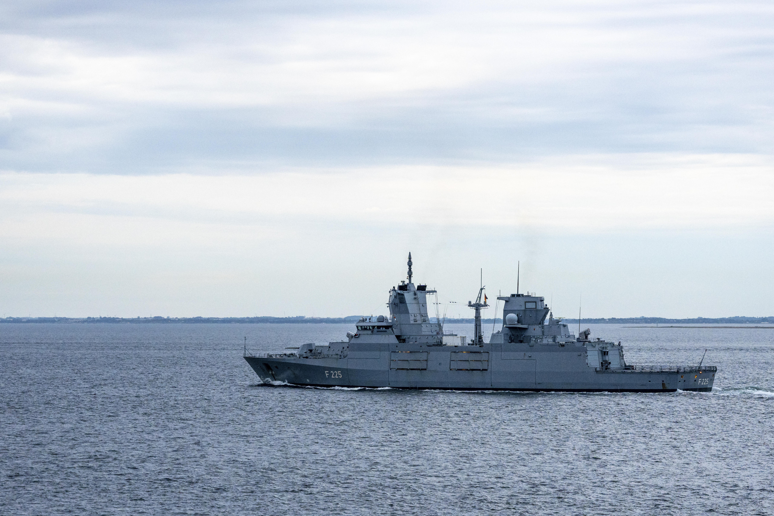 Das Kriegsschiff „Rheinland-Pfalz“ (F 225) auf hoher See in der Nordsee. (picture alliance / CHROMORANGE | Michael Bihlmayer)