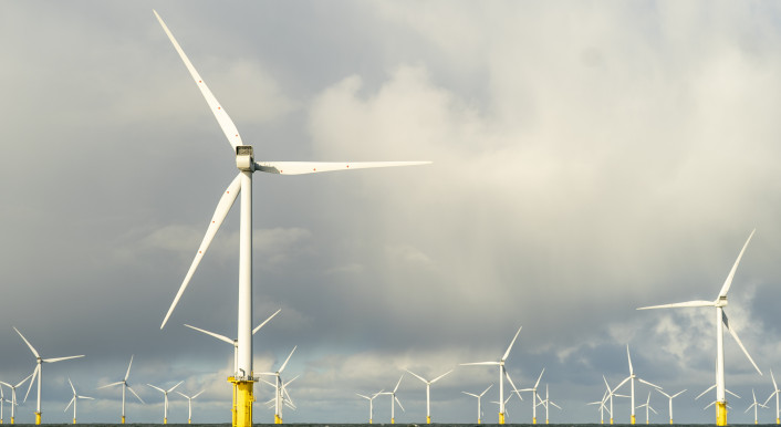 Um Rotorblätter zu enteisen, haben manche Windkraftanlagen strombetriebene Heizsysteme (Bild: Danny Lawson / Picture Alliance / Empics