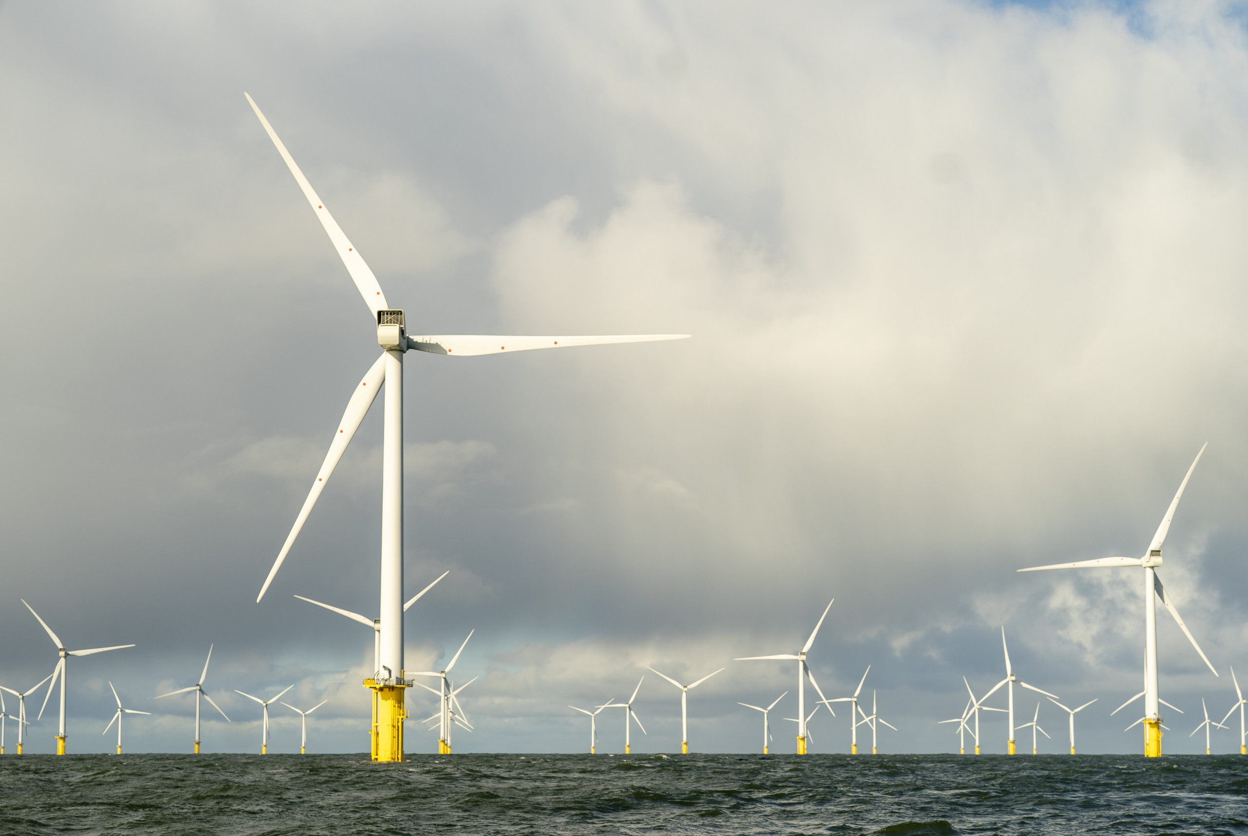 Um Rotorblätter zu enteisen, haben manche Windkraftanlagen strombetriebene Heizsysteme (Bild: Danny Lawson / Picture Alliance / Empics