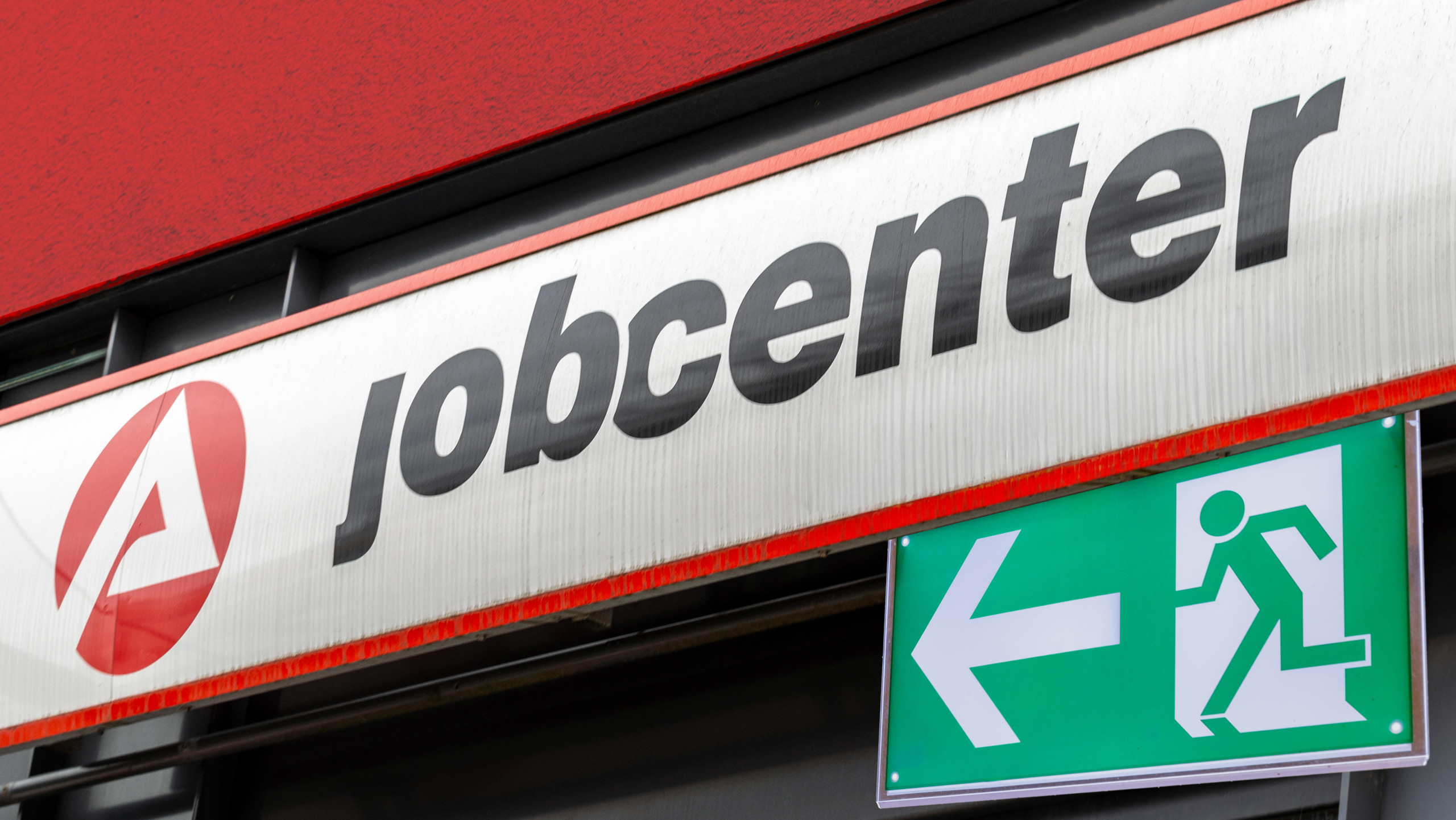 Das Jobcenter prüft Ansprüche auf Bürgergeld nach gesetzlichen Vorgaben (Bild: Michael Bihlmayer / Chromorange / Picture Alliance)