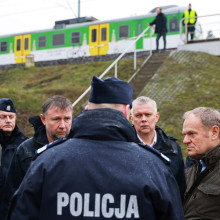 Der polnische Premier Donald Tusk (rechts) besucht im November 2025 den Ort eines Sabotage-Aktes auf die Bahn. Das Land sieht sich Russlands hybridem Krieg besonders ausgesetzt. Foto: picture alliance / ASSOCIATED PRESS | KPRM
