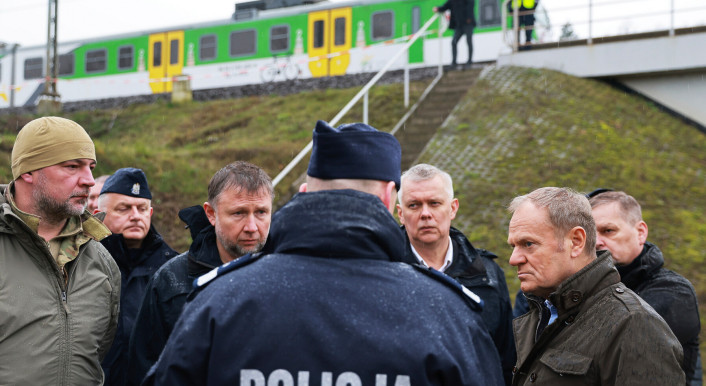 Der polnische Premier Donald Tusk (rechts) besucht im November 2025 den Ort eines Sabotage-Aktes auf die Bahn. Das Land sieht sich Russlands hybridem Krieg besonders ausgesetzt. Foto: picture alliance / ASSOCIATED PRESS | KPRM
