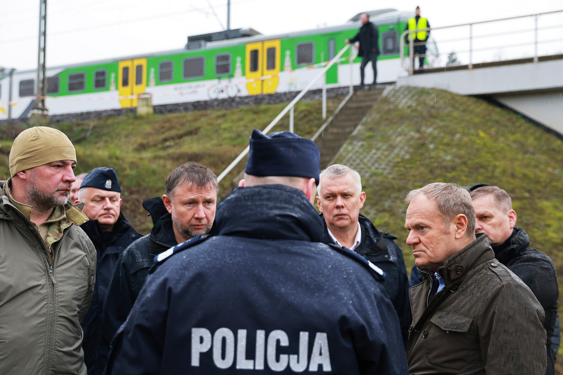 Der polnische Premier Donald Tusk (rechts) besucht im November 2025 den Ort eines Sabotage-Aktes auf die Bahn. Das Land sieht sich Russlands hybridem Krieg besonders ausgesetzt. Foto: picture alliance / ASSOCIATED PRESS | KPRM