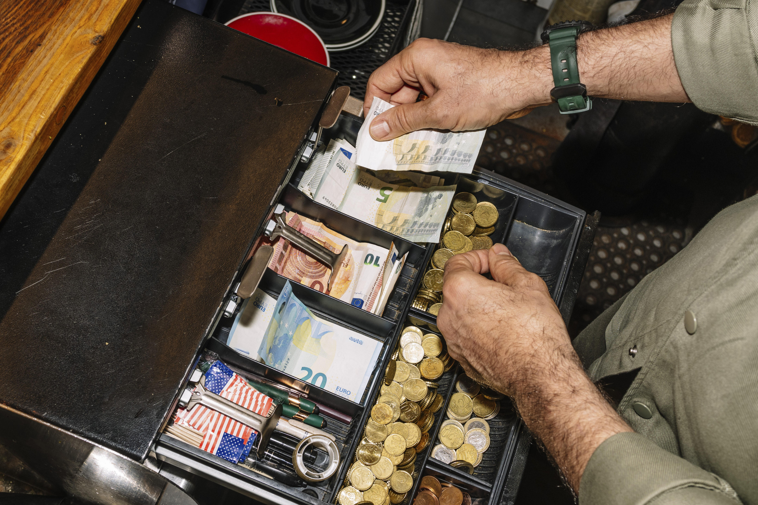 Eine Kasse ist gefüllt mit Bargeld.