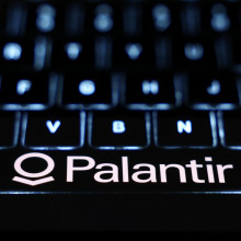 Laptoptastatur zeigt das Palantir Logo
