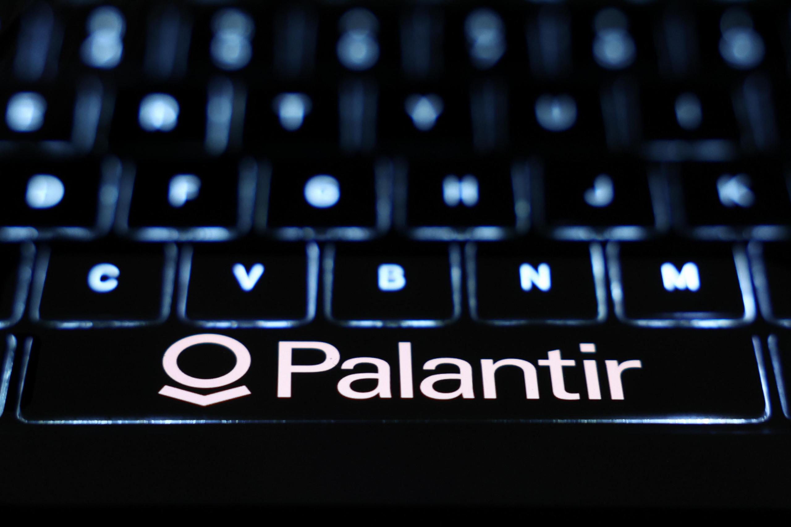 Laptoptastatur zeigt das Palantir Logo
