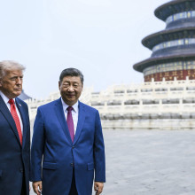 Donald Trump und Xi Jinping stehen vor dem Himmelstempel in Peking (China) – eine Frau steht im Hintergrund