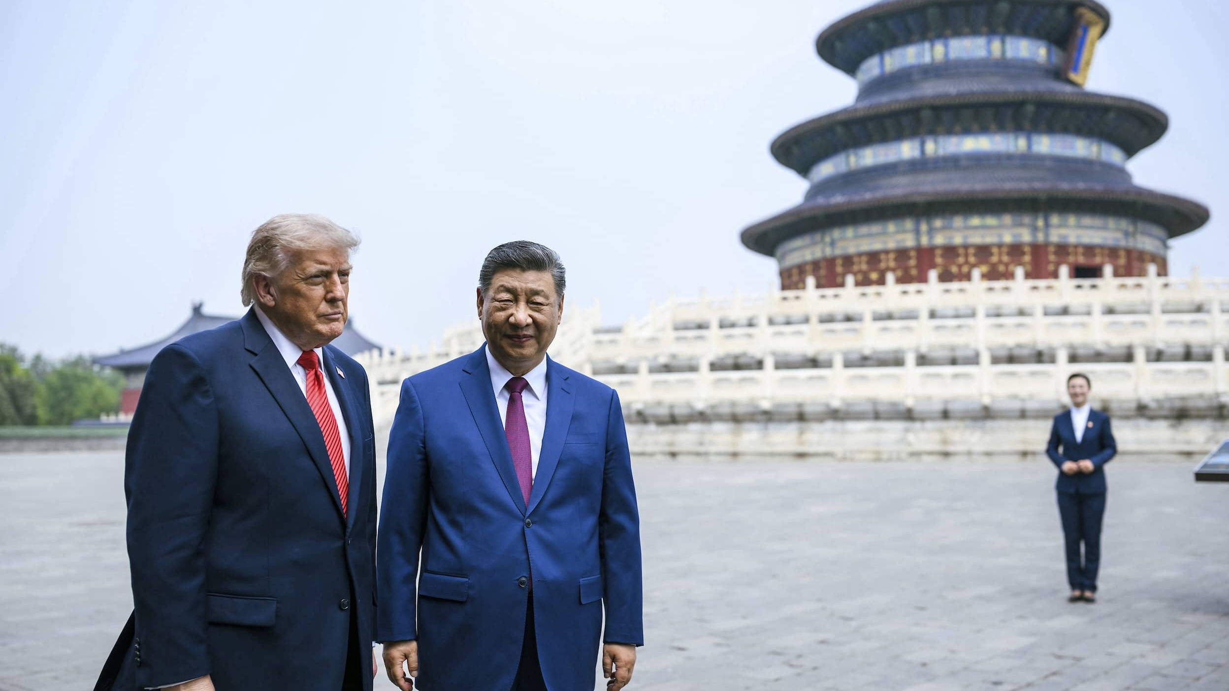 Donald Trump und Xi Jinping stehen vor dem Himmelstempel in Peking (China) – eine Frau steht im Hintergrund