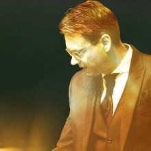 Hans-Holger Malcomeß von der Seite zu sehen. Collage: Ivo Mayr / CORRECTIV; Foto: picture alliance;