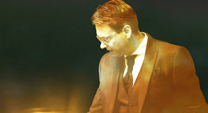 Hans-Holger Malcomeß von der Seite zu sehen. Collage: Ivo Mayr / CORRECTIV; Foto: picture alliance;