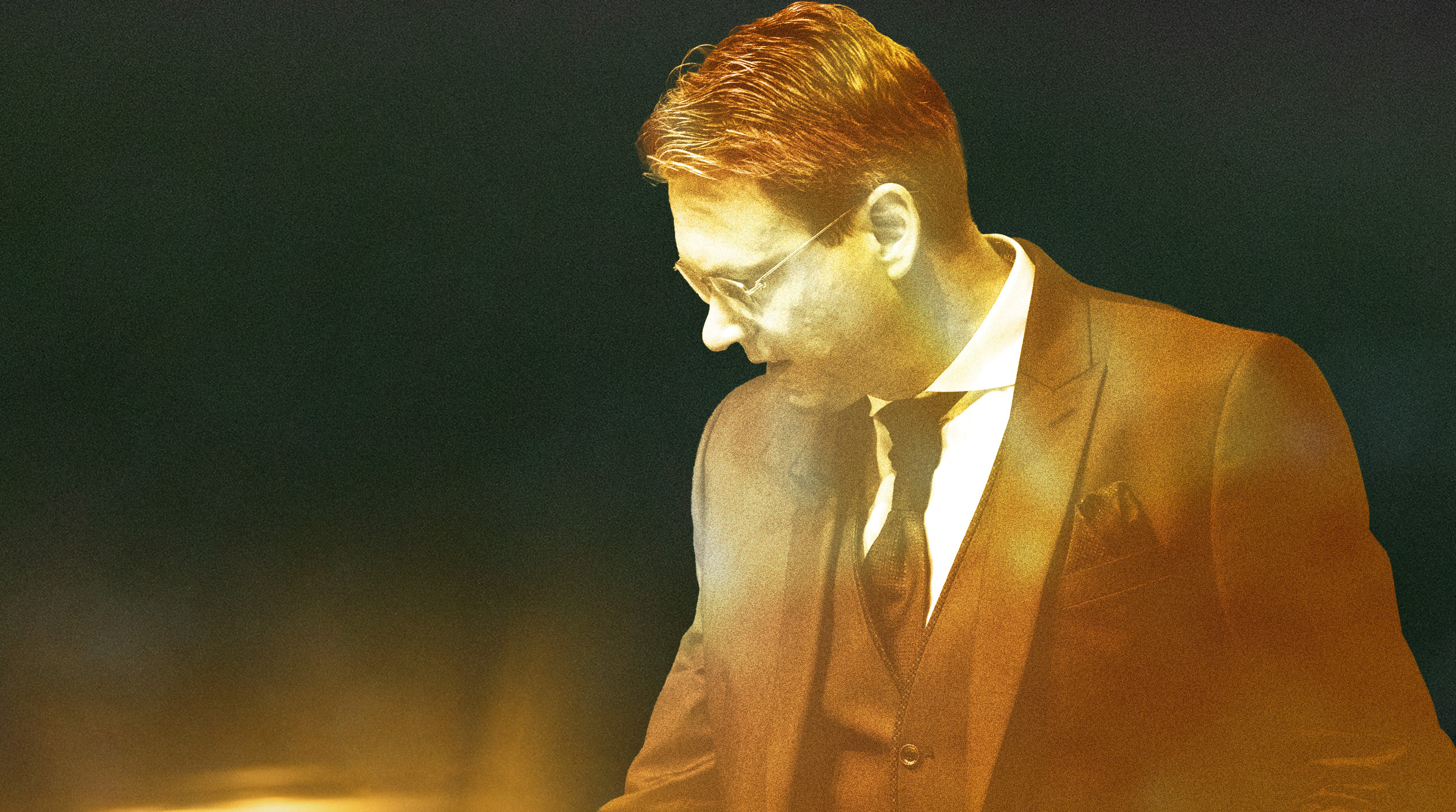 Hans-Holger Malcomeß von der Seite zu sehen. Collage: Ivo Mayr / CORRECTIV; Foto: picture alliance;