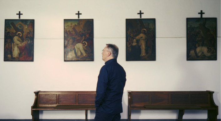 Screenshot des Musikvideos von „Der Vorhang zerreist“ der Band Ruhama