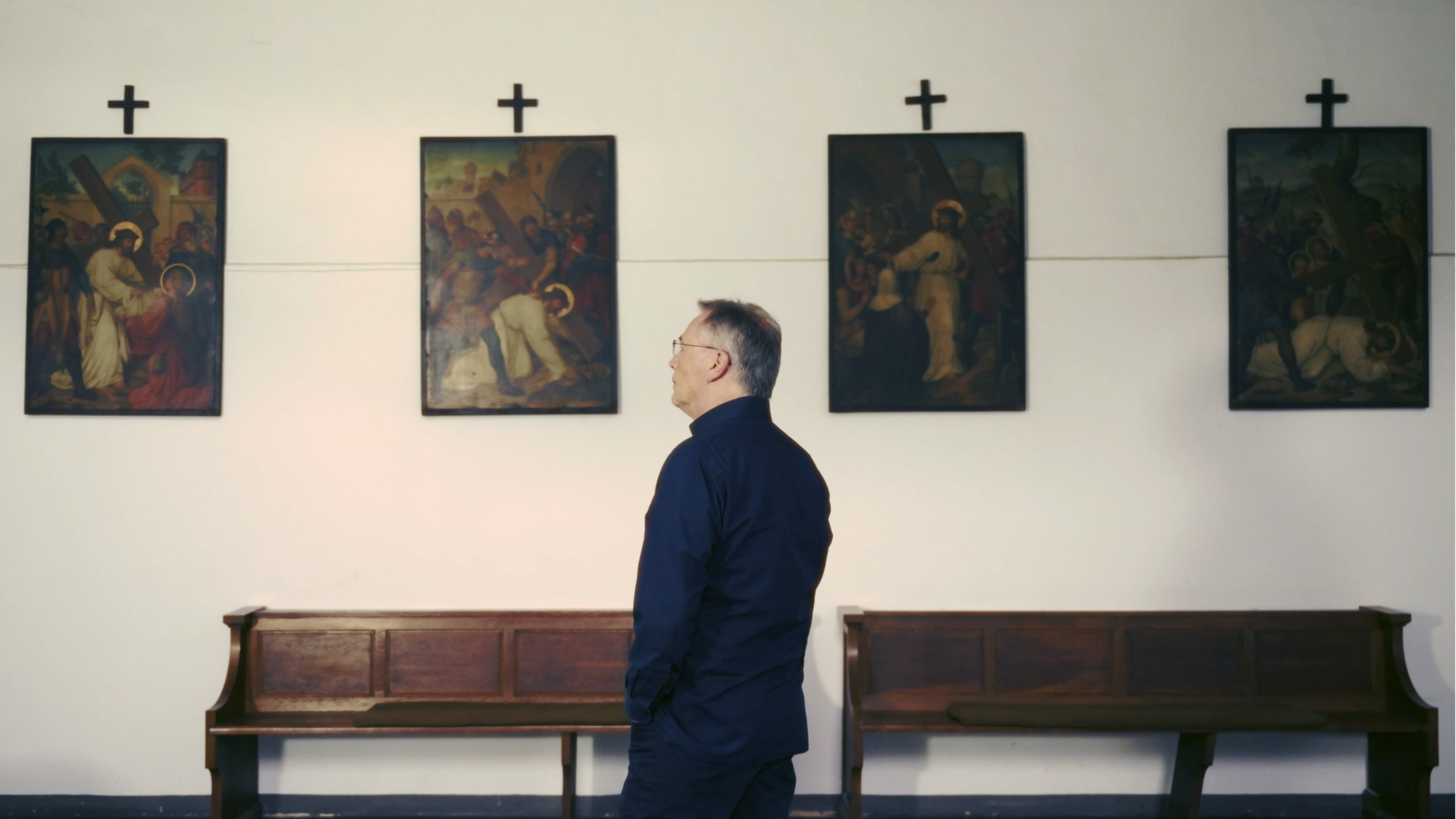 Screenshot des Musikvideos von „Der Vorhang zerreist“ der Band Ruhama