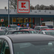 Blick von einem Kundenparkplatz aus auf das Gebäude des Supermarktes Kaufland.