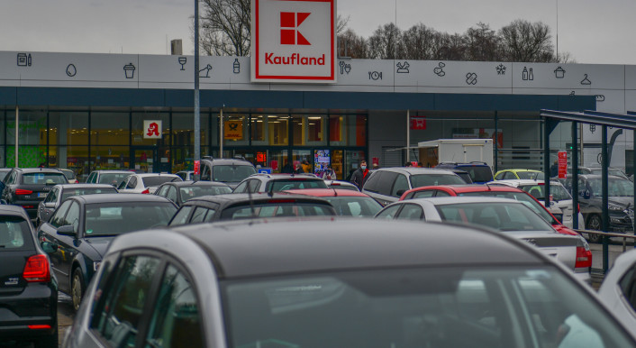 Blick von einem Kundenparkplatz aus auf das Gebäude des Supermarktes Kaufland.