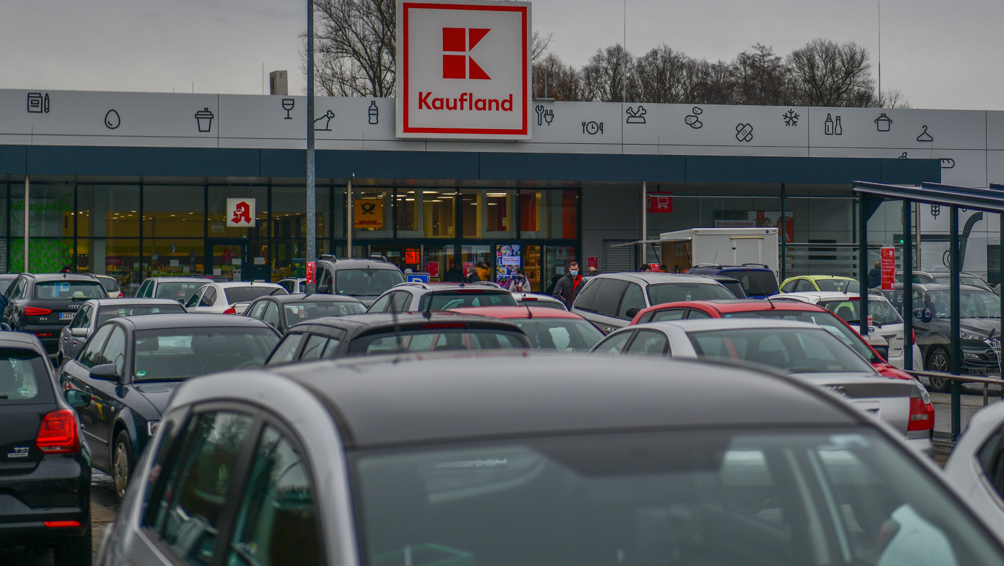 Blick von einem Kundenparkplatz aus auf das Gebäude des Supermarktes Kaufland.