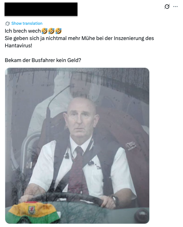 Dieses Foto eines Busfahrers wird in Sozialen Netzwerken fälschlich in Bezug zum Andes-Hantavirus-Ausbruch auf einem Kreuzfahrtschiff gesetzt (Quelle: X; Screenshot und Schwärzung: CORRECTIV.Faktencheck)