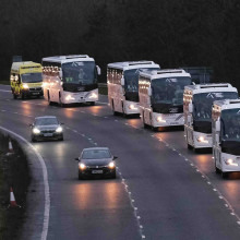 Nach dem Coronavirus-Ausbruch im Januar 2020 wurden Briten aus Wuhan, China, evakuiert und in diesem Konvoi von Reisebussen in ein Krankenhaus bei Liverpool gebracht (Symbolbild: Photoshot / Picture Alliance)
