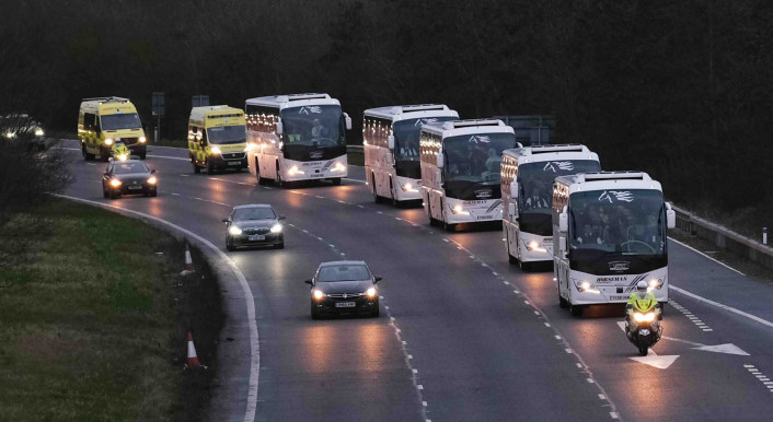 Nach dem Coronavirus-Ausbruch im Januar 2020 wurden Briten aus Wuhan, China, evakuiert und in diesem Konvoi von Reisebussen in ein Krankenhaus bei Liverpool gebracht (Symbolbild: Photoshot / Picture Alliance)
