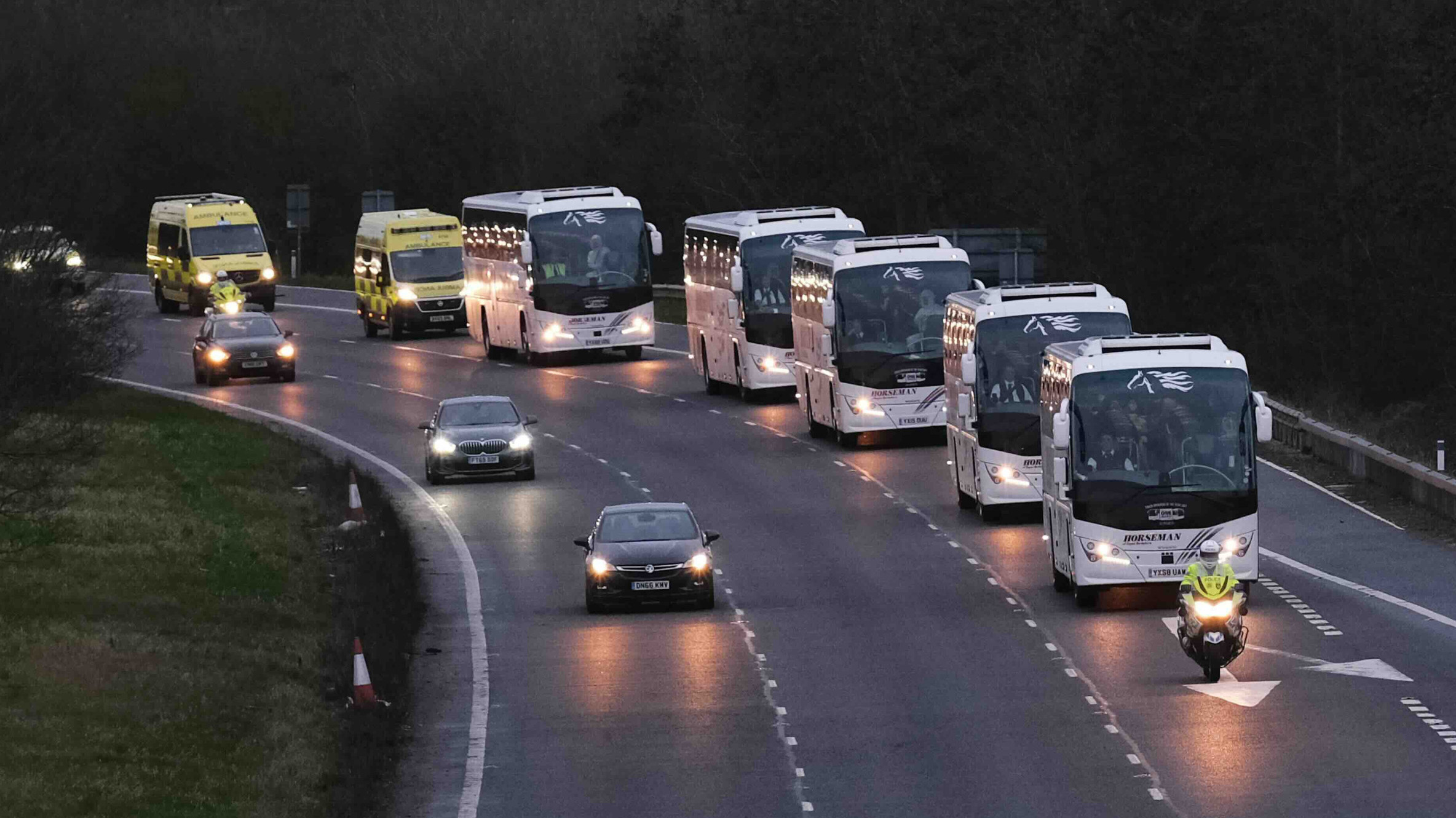 Nach dem Coronavirus-Ausbruch im Januar 2020 wurden Briten aus Wuhan, China, evakuiert und in diesem Konvoi von Reisebussen in ein Krankenhaus bei Liverpool gebracht (Symbolbild: Photoshot / Picture Alliance)