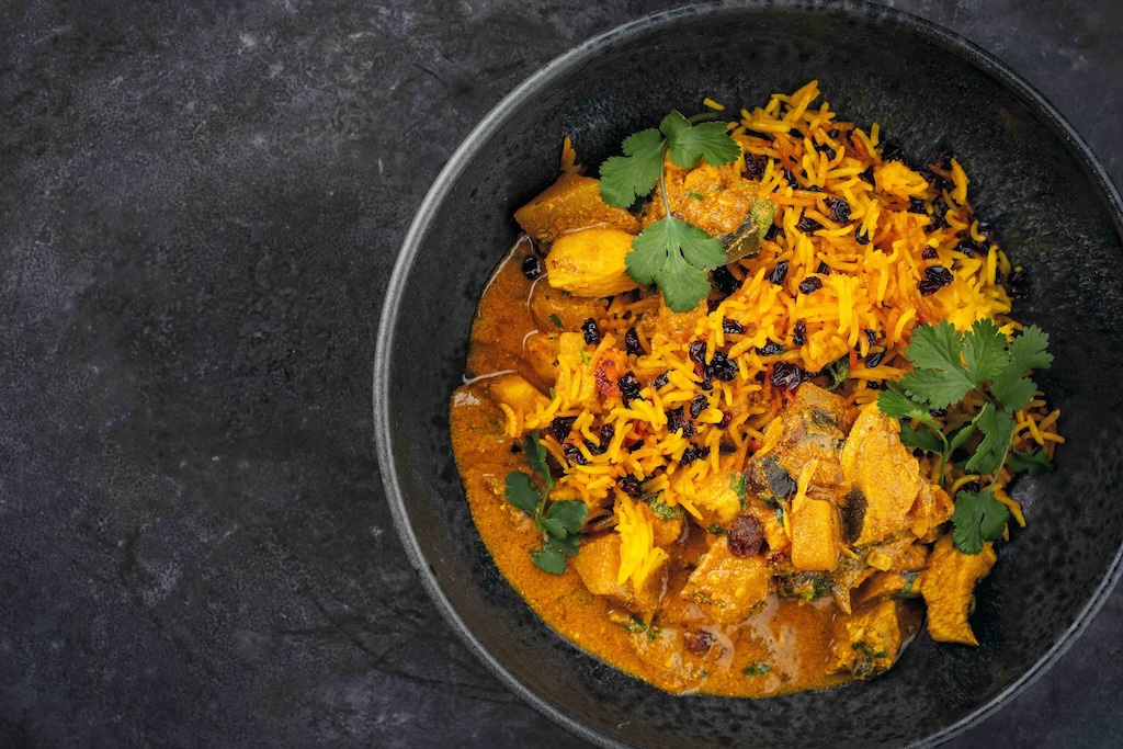 KI-generierte Videos, die indisches Essen als unhygienisch darstellen sollen, verbreiten sich auch ohne entsprechenden KI-Hinweis (Symbolbild: H. Leitner / Zoonar / Picture Alliance)