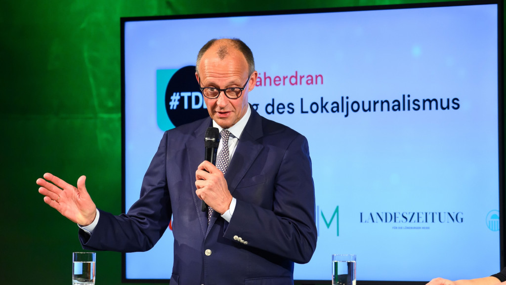 Merz auf einer Bühne am Tag des Lokaljournalismus