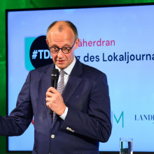 Merz auf einer Bühne am Tag des Lokaljournalismus