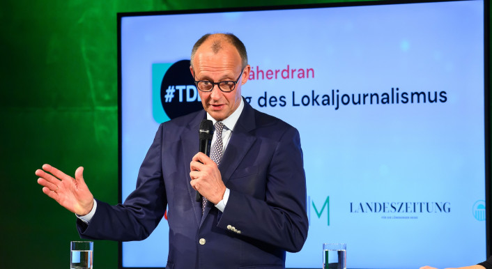 Merz auf einer Bühne am Tag des Lokaljournalismus
