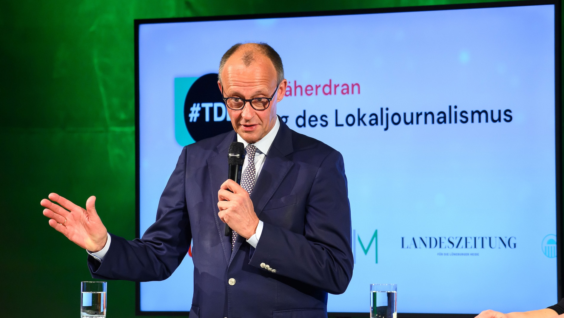 Merz auf einer Bühne am Tag des Lokaljournalismus