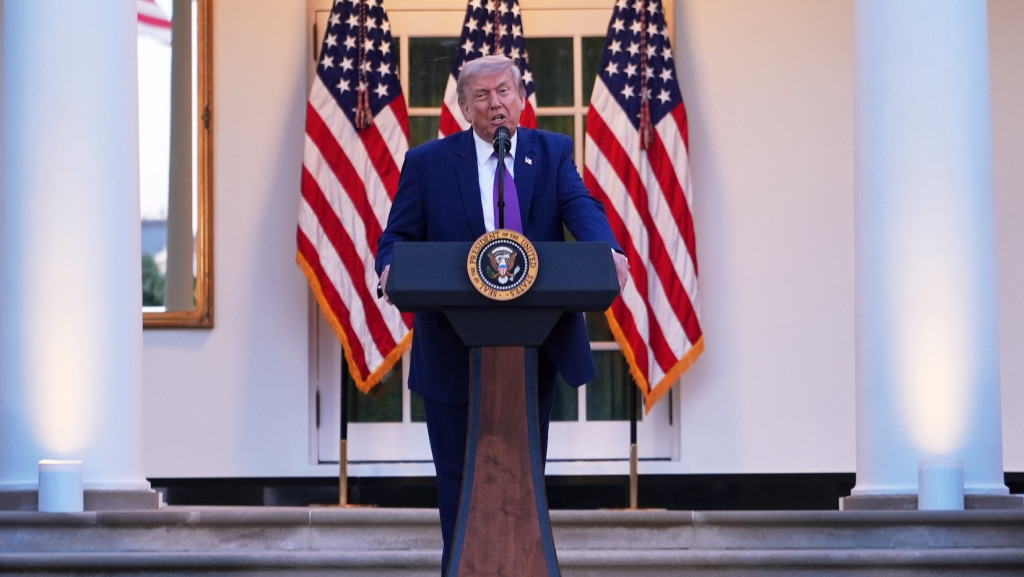 Trump vor einem Rednerpult am Weißen Haus