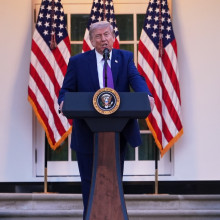 Trump vor einem Rednerpult am Weißen Haus