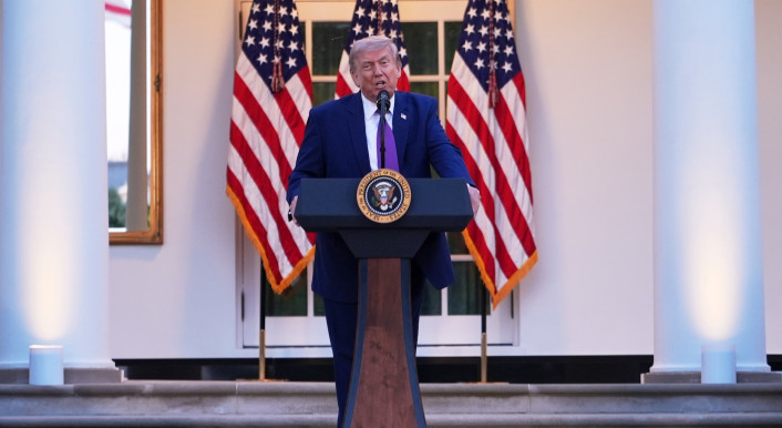 Trump vor einem Rednerpult am Weißen Haus