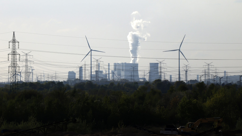 Strommasten und Windräder rund um das Kohlekraftwerk Neurath