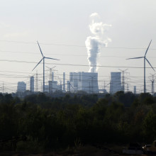 Strommasten und Windräder rund um das Kohlekraftwerk Neurath