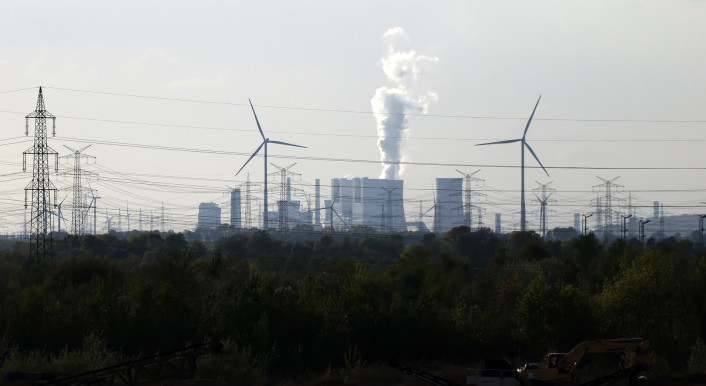 Strommasten und Windräder rund um das Kohlekraftwerk Neurath Weltklimarat