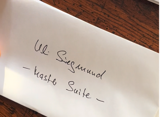 Ein Briefumschlag, darauf steht: Uli Siegmund – Master Suite –