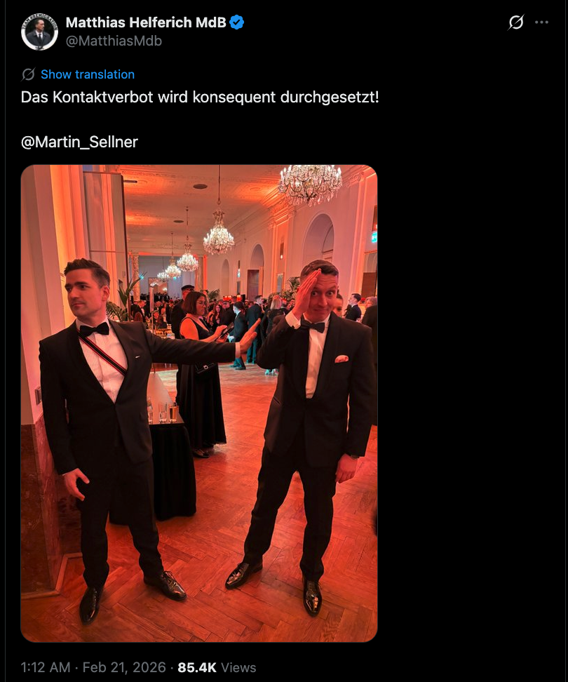 Screenshot von X: Der AfD-Bundestagsabgeordnete Matthias Helferich und der Rechtsextremist stehen in Abendgarderobe zusammen auf einem Ball. Helferich schreibt: „Das Kontaktverbot wird konsequent durchgesetzt!@Martin_Sellner“