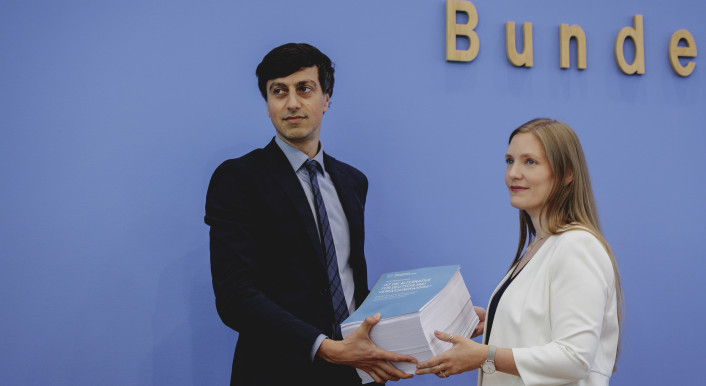 Zwei Personen halten ein sehr dickes Gutachten in Papierform zur Verfassungswidrigkeit der AfD. Das Gutachten der Gesellschaft für Freiheitsrechte wurde in der Bundespressekonferenz vorgestellt.