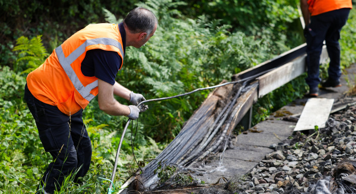 Ende Juli 2025 haben zwei Kabelbrände auf der Bahn-Strecke zwischen Duisburg und Düsseldorf für Sperrungen und Ausfälle gesorgt. Foto: picture alliance/dpa | Christoph Reichwein