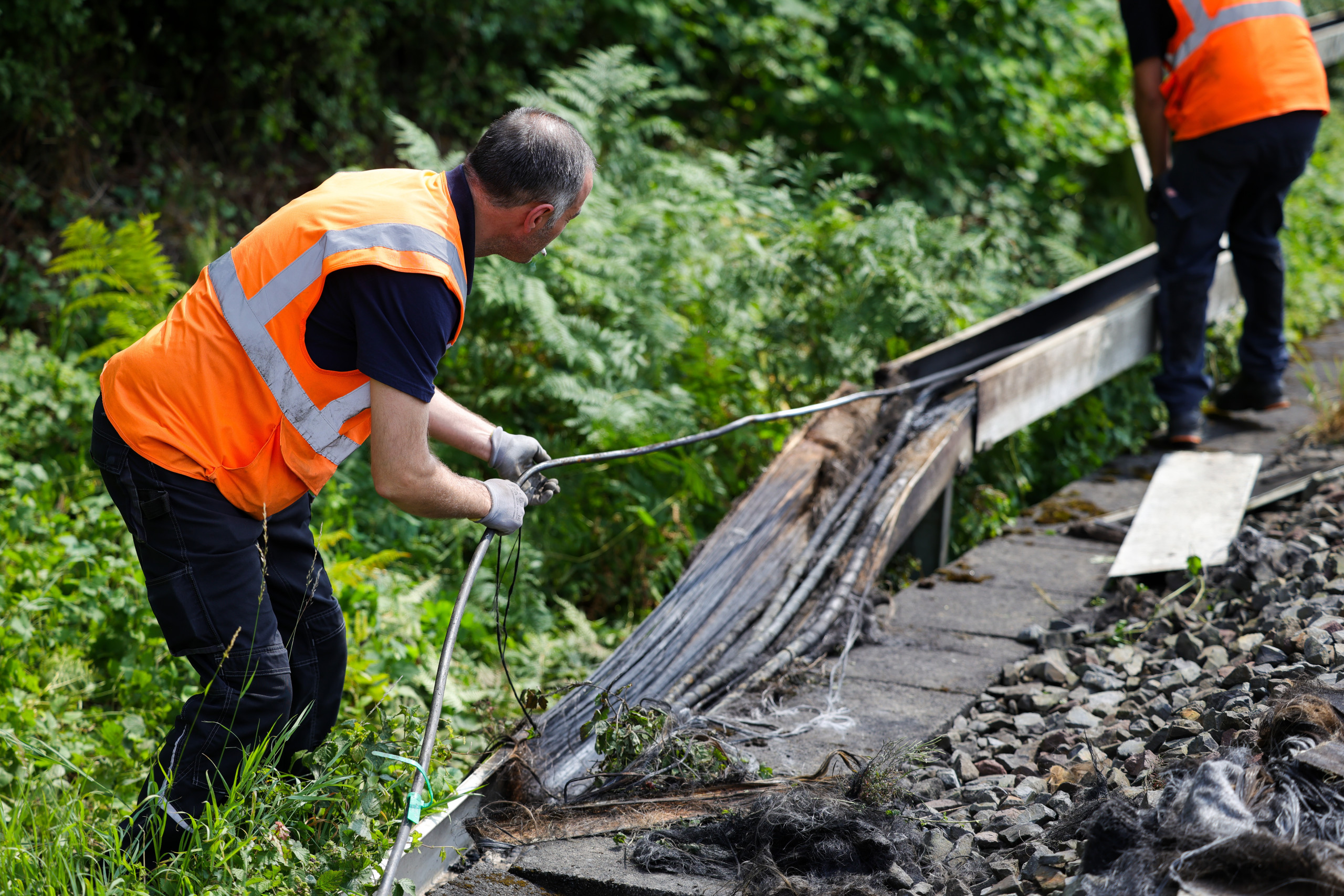 Ende Juli 2025 haben zwei Kabelbrände auf der Bahn-Strecke zwischen Duisburg und Düsseldorf für Sperrungen und Ausfälle gesorgt. Foto: picture alliance/dpa | Christoph Reichwein