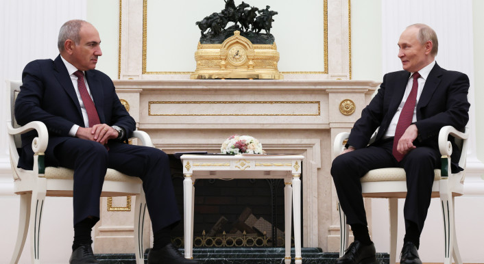 Armeniens Premier Nikol Paschinjan mit Wladimir Putin im Kreml