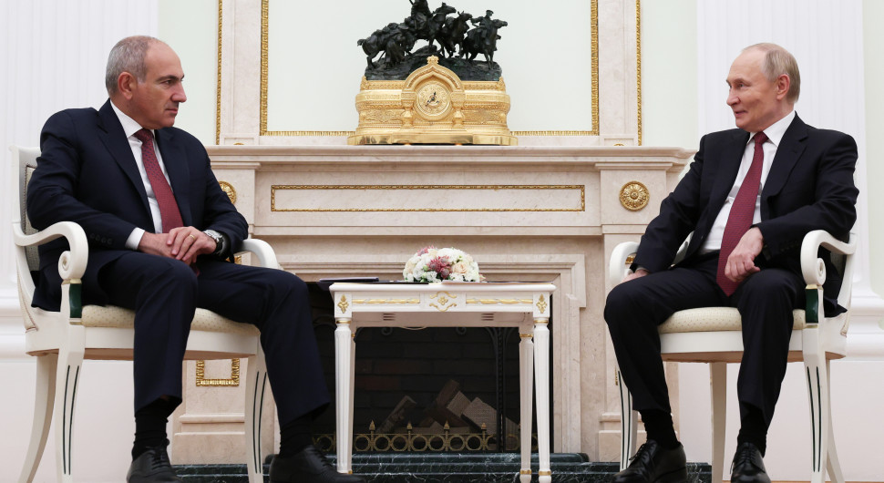 Armeniens Premier Nikol Paschinjan mit Wladimir Putin im Kreml