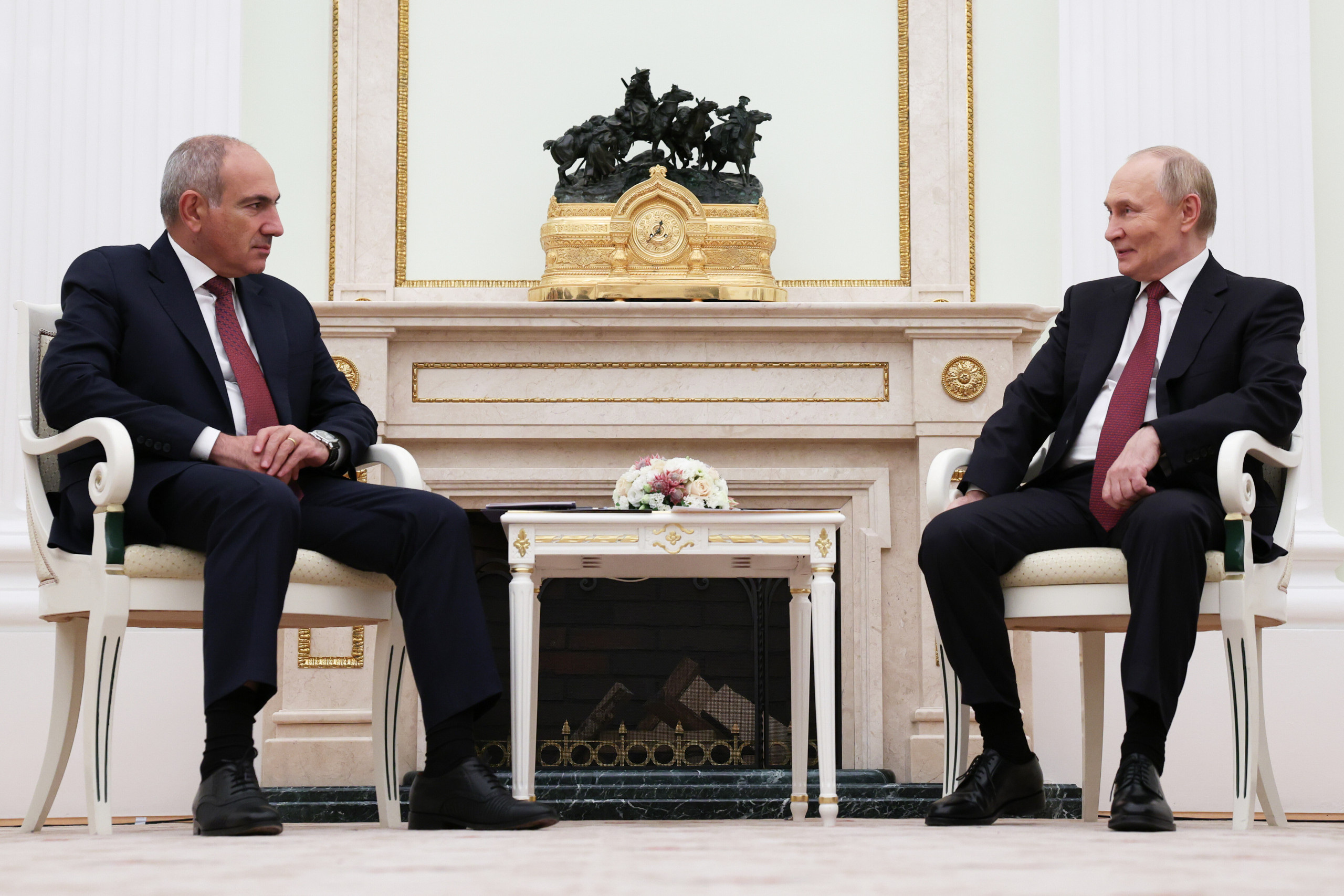 Armeniens Premier Nikol Paschinjan mit Wladimir Putin im Kreml