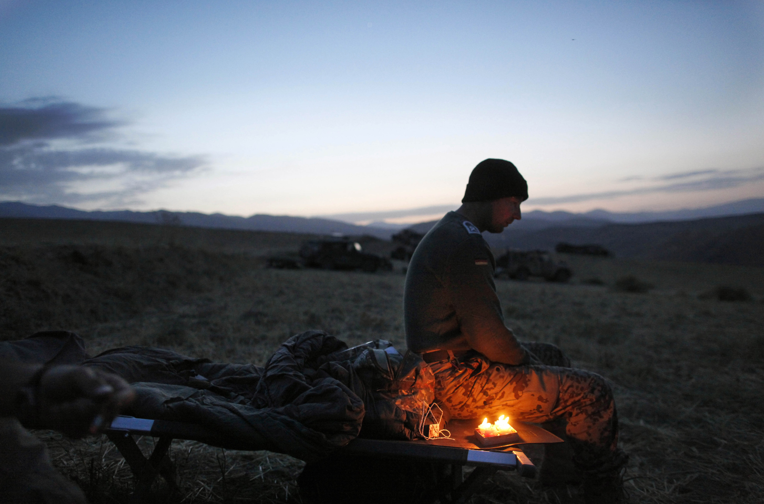 Ein Soldat feiert 2009 seinen Geburtstag bei einem Einsatz in Afghanistan: Das, was die Männer und Frauen im Einsatz erleben, begleitet sie meist noch Jahre später – teilweise massiv. picture alliance / ASSOCIATED PRESS | Anja Niedringhaus