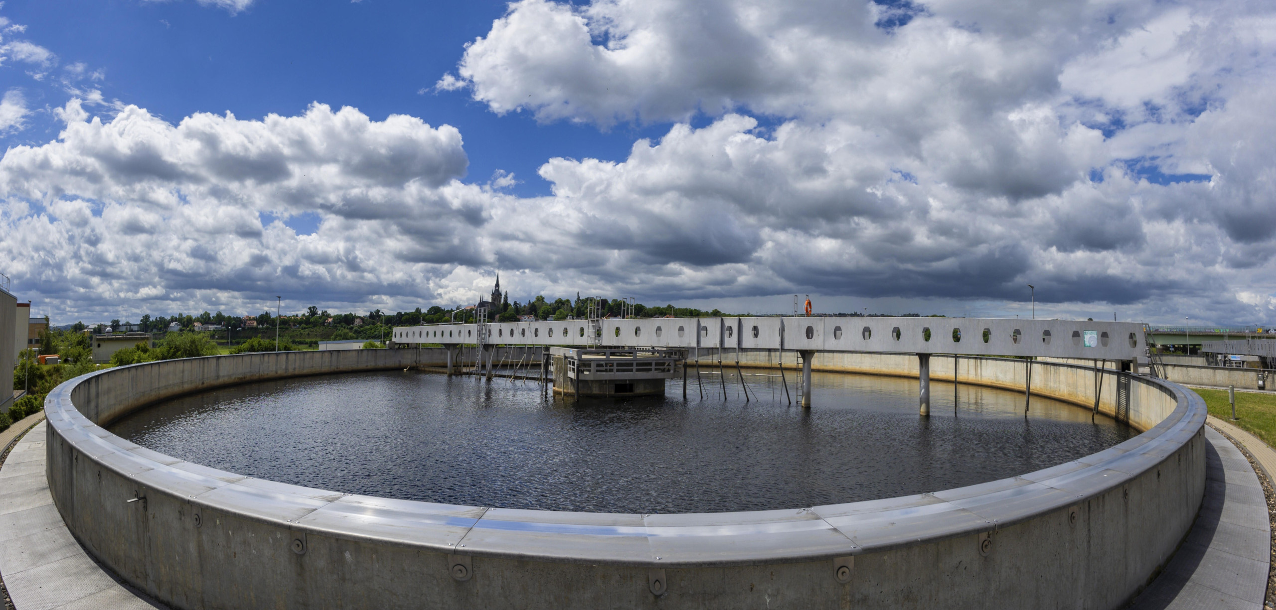 Die EU-Abwasserrichtlinie sieht vor, dass Pharma-und Chemieindustrie an den Kosten für die Reinigung von Abwasser beteiligt werden. Foto: Sylvio Dittrich/picture-alliance