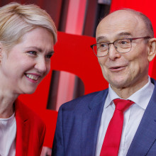 Die Landesregierung von Ministepräsidentin Manuela Schwesig (SPD) wird im Abschlussbericht zur Klimastiftung entlastet – und von der Opposition kritisiert. Im Wahlkampf tritt sie mit Ex-Stiftungschef Erwin-Sellering (SPD) auf. Foto: picture alliance/dpa | Jens Büttner