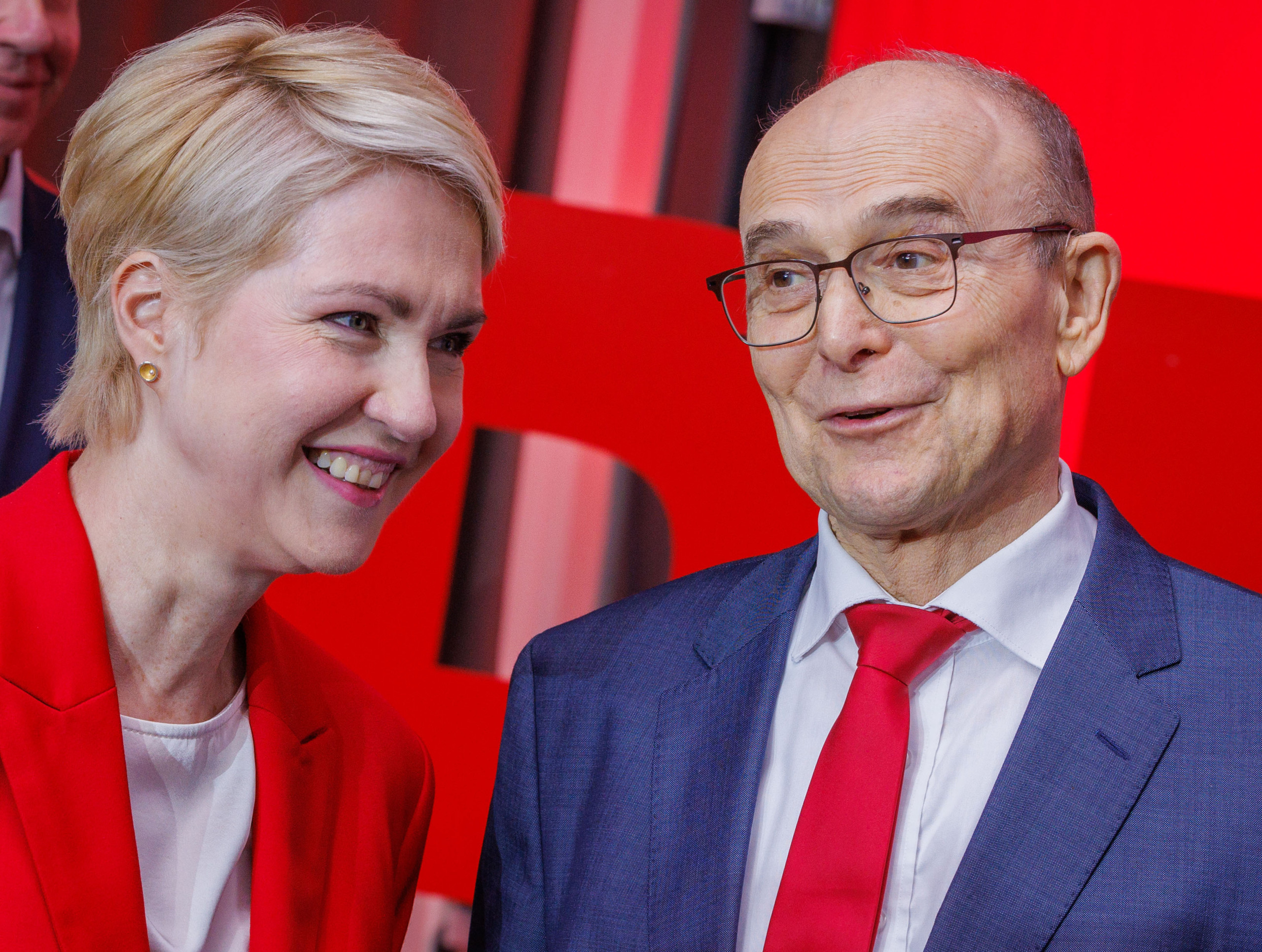 Die Landesregierung von Ministepräsidentin Manuela Schwesig (SPD) wird im Abschlussbericht zur Klimastiftung entlastet – und von der Opposition kritisiert. Im Wahlkampf tritt sie mit Ex-Stiftungschef Erwin-Sellering (SPD) auf. Foto: picture alliance/dpa | Jens Büttner
