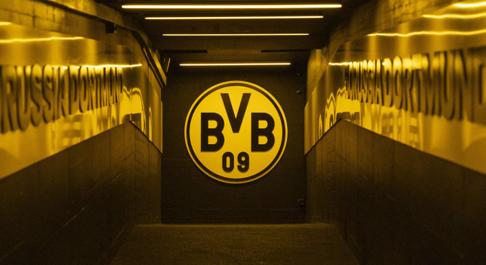 Spielertunnel bei Borussia Dortmund mit Logo am Ende des Ganges.