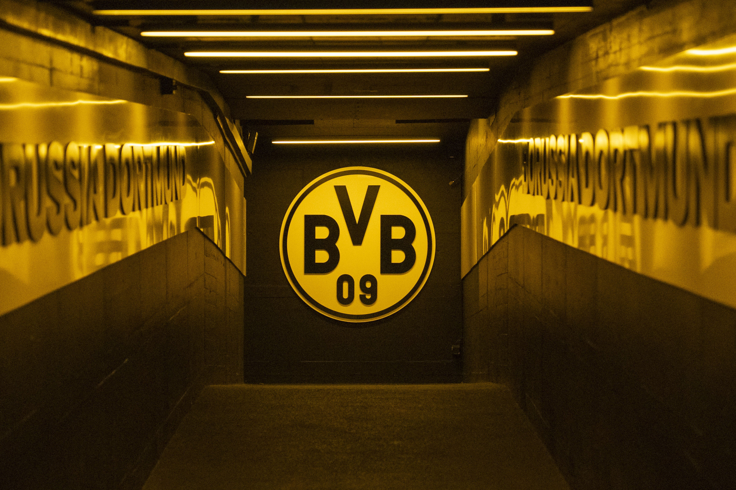 Spielertunnel bei Borussia Dortmund mit Logo am Ende des Ganges.