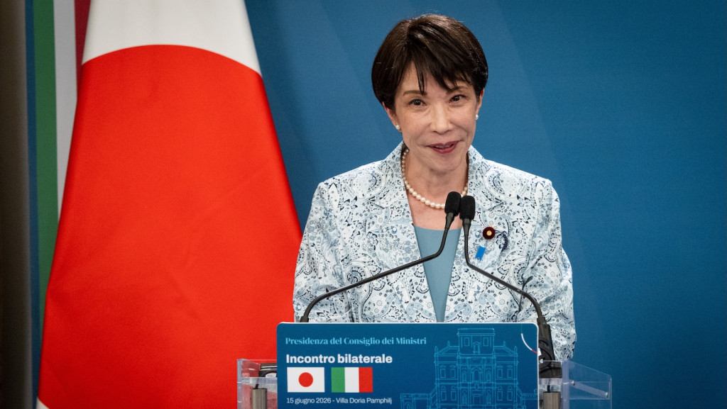 Sanae Takaichi Premierministerin von Japan auf einem Podium